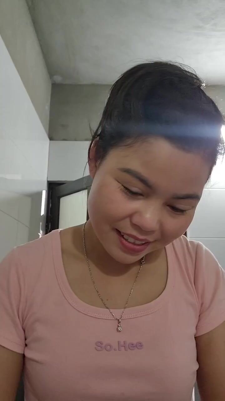 Chị vừa rửa mặt, vừa đái nè, thích không